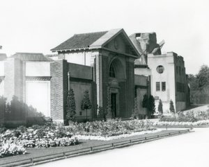 Reptile House v londýnské zoo v roce 1928 s formálními květinovými záhony podél cest ke vchodu (černobílá fotografie) od Frederick William Bond