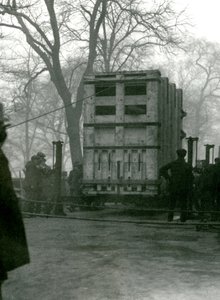 Přeprava samice asijského slona Lukhi v dřevěné bedně, Londýnská zoo, 1923 od Frederick William Bond