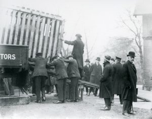 Vykládka nově příchozího nosorožce indického, londýnská zoo, 1924 od Frederick William Bond