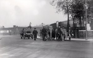 Procházka s párem slonů z doků v roce 1923 do ZSL London Zoo, kdy se to stalo naposledy od Frederick William Bond