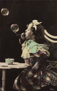 Malá holčička vyfukující bubliny z dýmky (tónovaná fotografie) od French Photographer