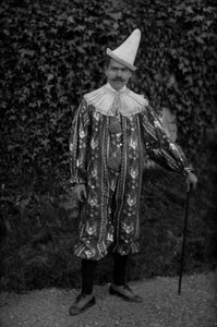 Muž pózující v kostýmu klauna v opatství Septfontaines poblíž Bourmont en Haute Marne. Fotografie konce 19. století. Kolekce Ducos. od French Photographer