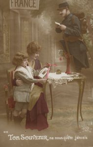 Matka a dítě připravují dopis pro svého otce vojáka (tónovaná fotografie) od French Photographer