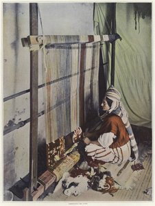 Žena tkající gobelín na tkalcovském stavu v Tunisku od French Photographer