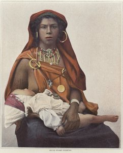 Mladá berberská žena kojí své dítě od French Photographer