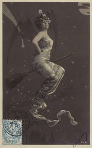 Mladá žena sedící na koštěti a létající nad střechami (tónovaná fotokoláž) od French Photographer
