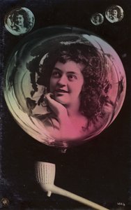 Tvář mladé ženy se objevuje v bublinách vyfukovaných z hliněné dýmky (tónovaná fotografická koláž) od French Photographer