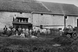 Zemědělští dělníci a tisk svázali boty na seno na farmě poblíž Bourmont v Haute-Marne (Haute Marne), kolem roku 1890. Fotografie. Kolekce Ducos. od French Photographer