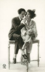 Androgynní muž v obleku nanášení rtěnky na rty dívky v pyžamu od French Photographer