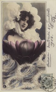 Krásná žena vycházející z květiny vycházející z moře (tónovaná fotografie) od French Photographer