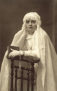 Krásná mladá dívka, oblečená na své první přijímání (černobílá fotografie) od French Photographer