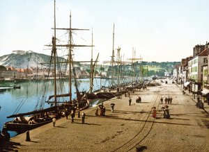 Lodě zakotvily v Cherbourgu se starou pevností v pozadí, 1890-1900 od French Photographer