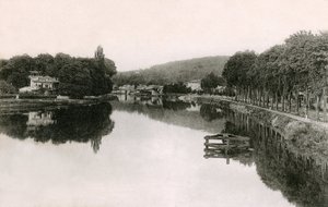 Bougival (Yvelines - 78 - Ile de France): břehy Seiny při pohledu z lávky, na začátku 20. století (č/b foto) od French Photographer