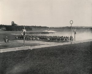 Manévr kavalérie na Longchamps (černobílá fotografie) od French Photographer