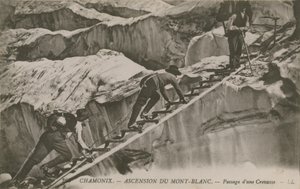 Chamonix – výstup na Mont Blanc. Horolezci projíždějící štěrbinou. Pohlednice odeslána v roce 1913. od French Photographer