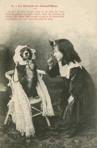 Dítě obléká svého psa do čepice (černobílá fotografie) od French Photographer