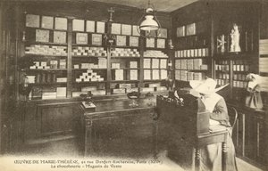 Obchod s čokoládou, 92 Rue Denfert-Rochereau, Paříž (černobílá fotografie) od French Photographer