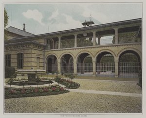 Nádvoří Lycee Moliere, Paříž (barevné foto) od French Photographer