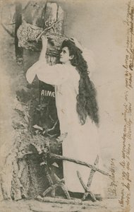 Crois Espere Aime (Believe Hope Love). Pohlednice odeslaná v roce 1913. Rukopis na pravém okraji je osobní vzkaz mezi členy rodiny. od French Photographer