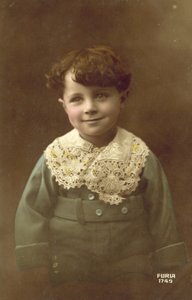 Roztomilý chlapec, s velkým úsměvem (barevná fotografie) od French Photographer