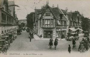 Deauville, La Rue de lEcluse. Pohlednice odeslána v roce 1913. od French Photographer