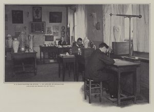 Dekorační dílna v porcelánce Sevres, Francie (č/b foto) od French Photographer