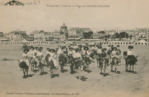 Osel jezdí na pláži v Les Sables-dOlonne v západní Francii. Pohlednice odeslána v roce 1913. od French Photographer