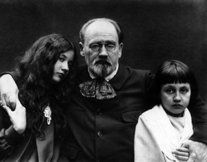 Emile Zola (1840-1902), spisovatel a francouzský novinář, v zahradě Verneuil-sur-Seine (Yvelines) se svými dětmi Denise a Jacques. - Emile Zola (1840-1902), francouzský spisovatel a novinář, ve svém domě Verneuil-sur-Seine (Yvelines) a jeho ch od French Photographer