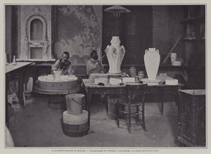 Smaltování štětcem v porcelánce Sevres, Francie (č/b foto) od French Photographer