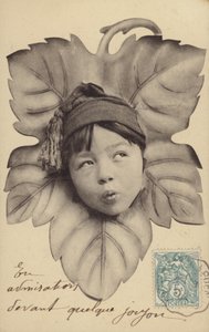 Obličej malého chlapce uprostřed listu (fotokoláž) od French Photographer