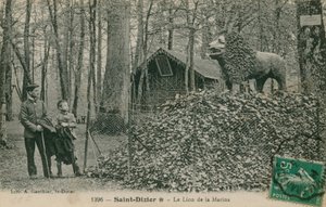 Otec a syn se dívají na sochu lva v Saint Dizier. Pohlednice odeslaná v roce 1913. Vydala Library of A Gauthier. od French Photographer