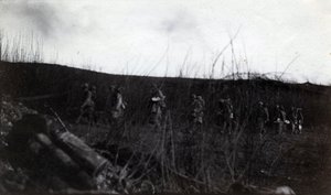 První světová válka (1914-1918): skupina vojáků pochodující na Rocour (Saint Quentin) (Aisne) od French Photographer