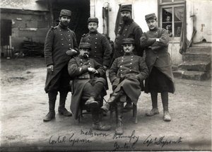 První světová válka (1914-1918): telefonisté a sekretáři generálního štábu plukovníka Debenedettiho (?) farma Laroque u Roye sur Matz (Roye-sur-Matz, Oise). března 1915 od French Photographer