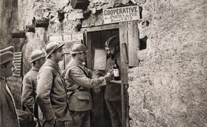 První světová válka: "kooperativní systémy zřízené na bojišti, které umožňují vyčerpaným vojákům zotavit se." V "Zrcadle" 1918 od French Photographer