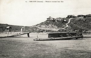 Rybáři odstraňují svou síť poblíž pláží Sam Son (Sam-Son), Annam. Pohlednice z Vietnamu, Indočíny. Fotografie z let 1912-1914. od French Photographer