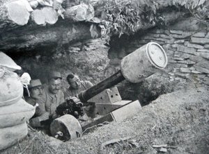 Francouzské dělo 48 používané k odpalování pozemních min, 1915 od French Photographer