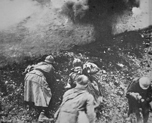 Francouzská pěchota pod palbou německého dělostřelectva během bitvy u Verdunu od French Photographer