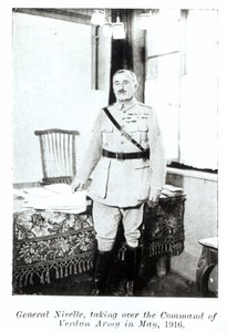 Generál Robert Nivelle (1856-1924) Přebírá velení armády ve Verdunu, květen 1916 (černobílá fotografie) od French Photographer