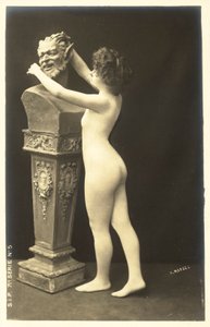Dívka v tělových punčochách věnuje pozornost bustě satyra od French Photographer