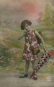 Dívka v květinových šatech, nesoucí kužel zdobený květinami od French Photographer