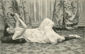 Dívka, ležící na podlaze, držící míč nad hlavou (černobílá fotografie) od French Photographer