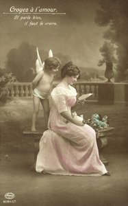 Dívka čte milostný dopis, přes rameno jí kouká Amor od French Photographer