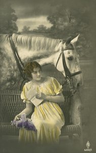 Dívka sedící na pohovce s bílým koněm vzadu (barevná fotografie) od French Photographer