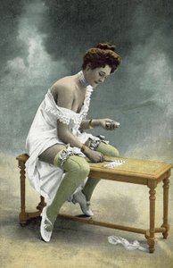 Dívka s odhalenými punčochy a prsa hraje trpělivost na dřevěné stoličce od French Photographer
