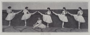 Dívky provádějící cvičení na tyči na hodině baletu (černobílá fotografie) od French Photographer