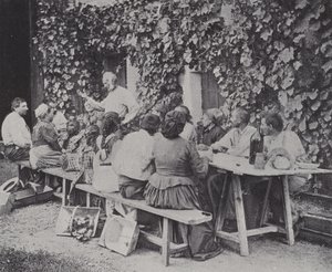 Sběrači hroznů obědvají (černobílá fotografie) od French Photographer