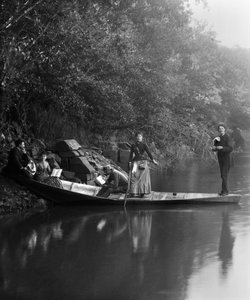 Skupina přátel, na procházce, odpočívá na lodi. Fotografie konce 19. století. Kolekce Ducos. od French Photographer
