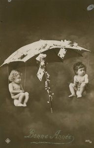 Pohlednice se dvěma dětmi zavěšenými na deštníku, zaslaná v roce 1913. od French Photographer