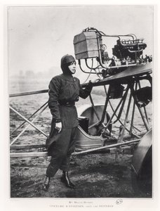 Helene Dutrieu (1877-1961) stojící u letadla, před rokem 1914 od French Photographer