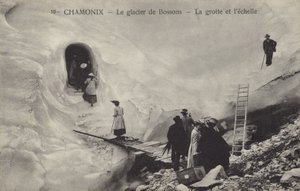 Ledová jeskyně a žebřík, Bossons Glacier, Chamonix, Francie (černobílá fotografie) od French Photographer
